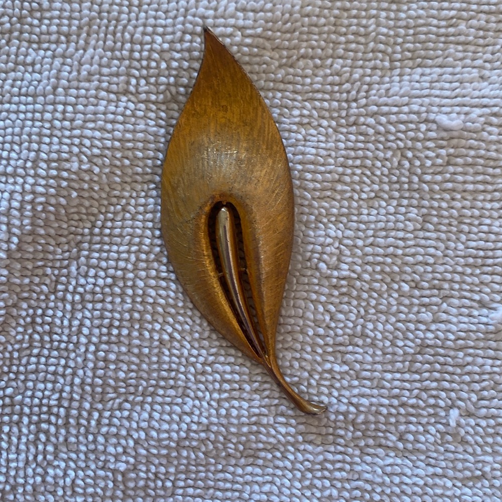 Antique gold toned leaf brooch